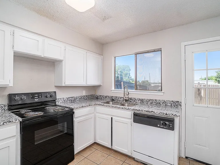 3301 Aurora St #B — Photo 8