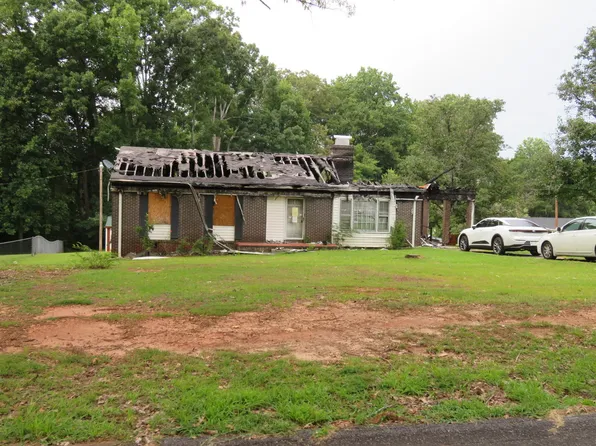 221 Beechwood Cir, Greenwood, SC 29646