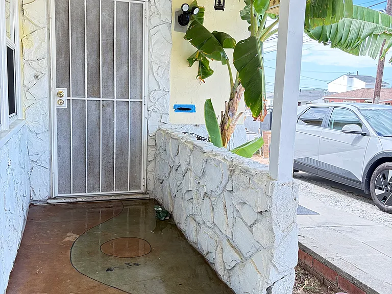 43 N Clairmont Ave — Photo 2