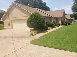 7 Lawnwood Dr, Jackson, TN 38305