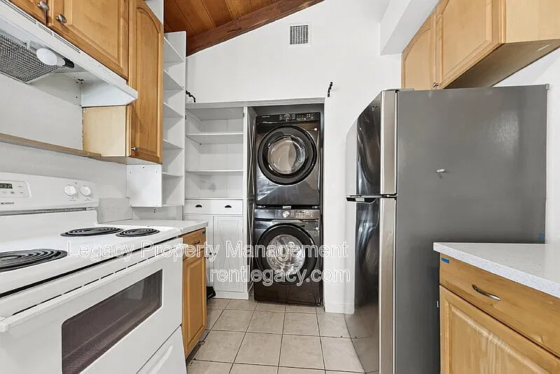 3 bed, 2.0 bath, 1670 sqft, $2,575 — Photo 3