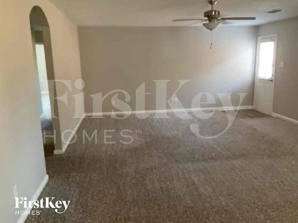 4 bed, 2.0 bath, 1858 sqft, $2,075 — Photo 3
