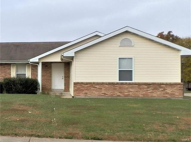 586 Kbob Hill - 1/2 duplex with partial brick, vinyl siding & new roof (11/2017)