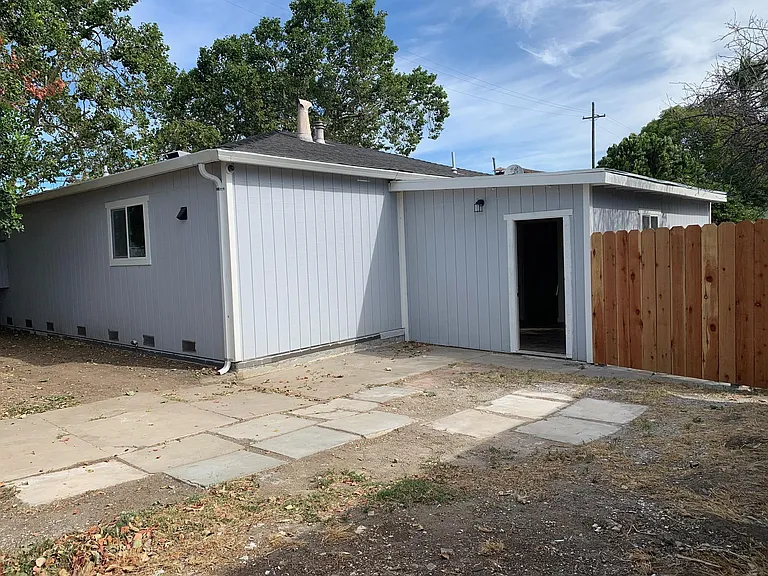 1291 Columbia St — Photo 4