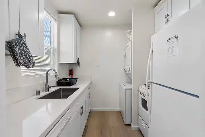 2 bed, 600 sqft, $2,500 — Photo 3