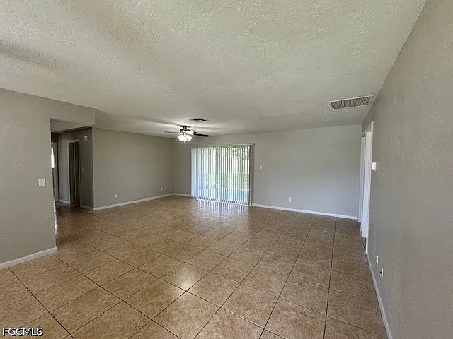 3 bed, 2.0 bath, 1432 sqft, $1,795 — Photo 2