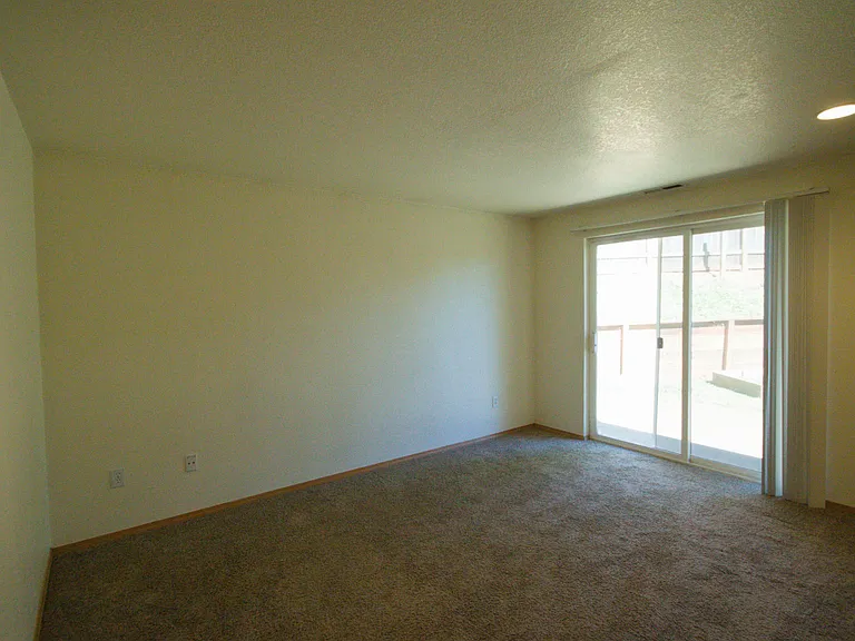 1819 Skyline Ct S — Photo 22