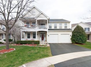 369 Diane Ct, Geneva, IL 60134