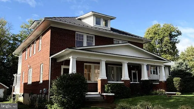 4 bed, 3.5 bath, 3929 sqft, $2,400 — Photo 2