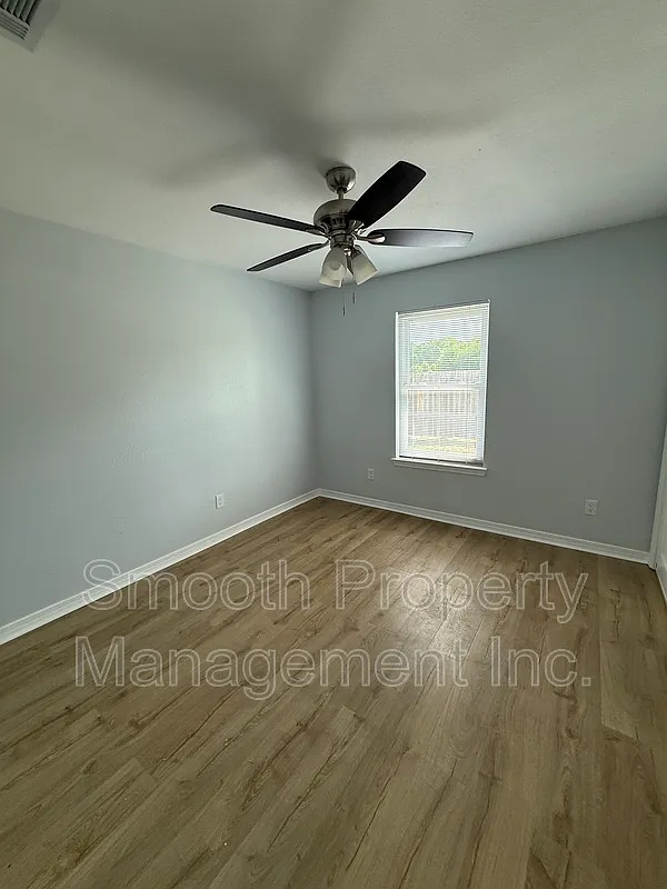 4 bed, 2.0 bath, 2500 sqft, $2,200 — Photo 3