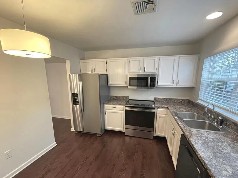 706 Cambridge Ct — Photo 1