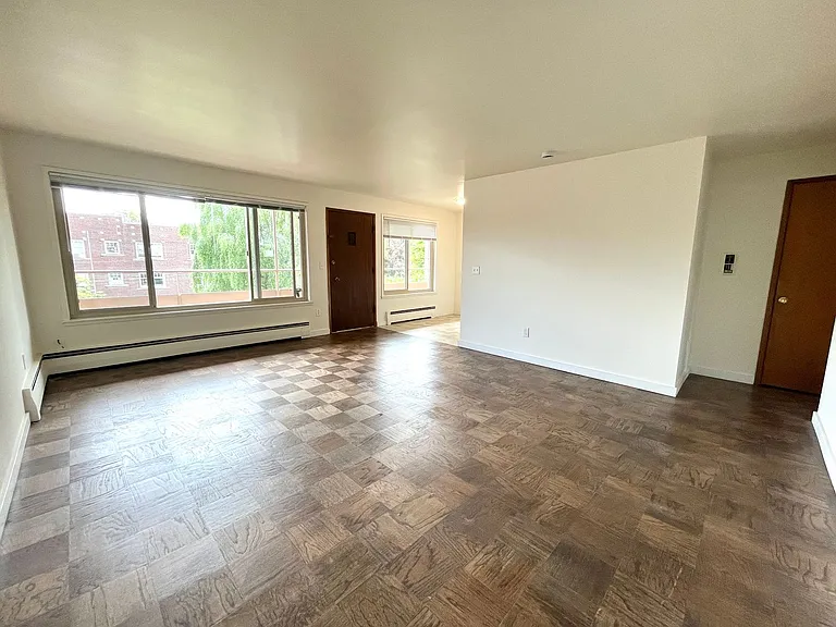 1400 E Mercer St — Photo 3