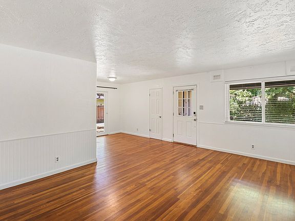 4th image of 3040 Sharon Ave