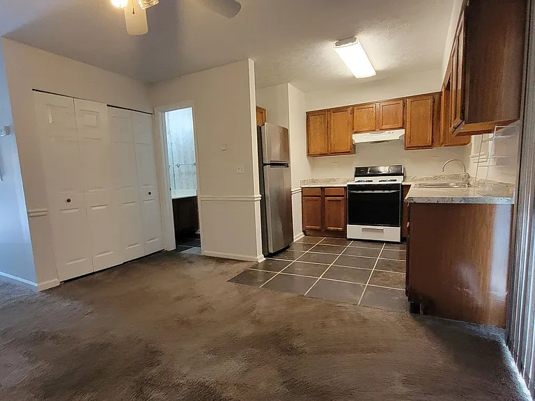 1064 Huntington Trce SE — Photo 16