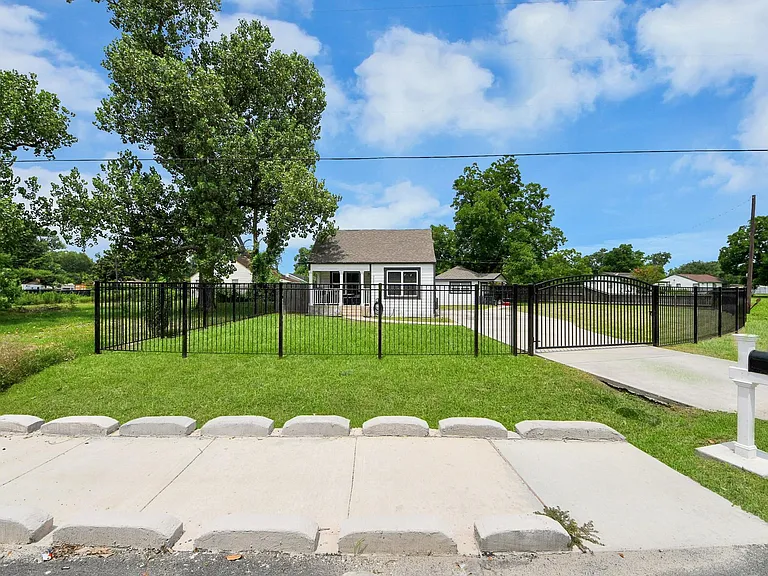 7003 Darien St — Photo 43