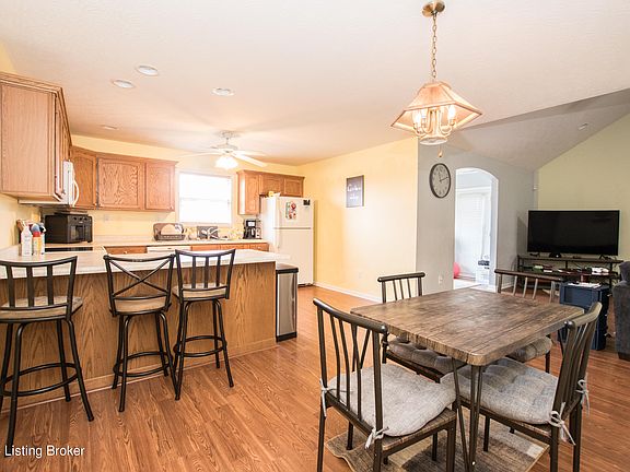 5th image of 122 W Woodlake Cir
