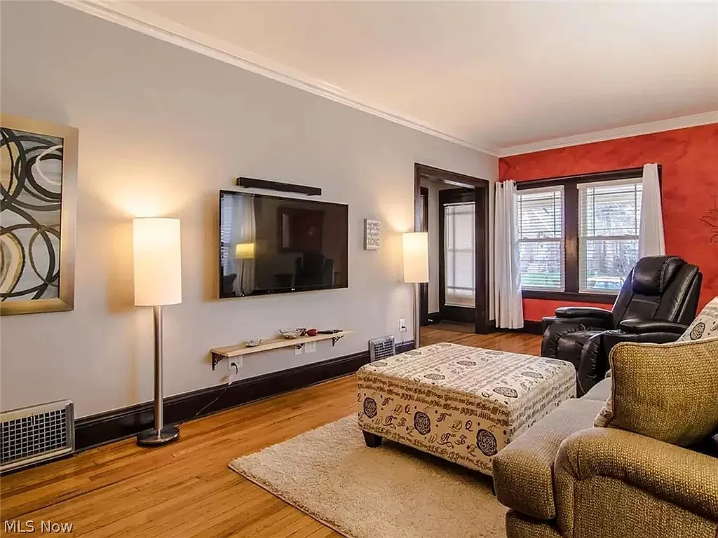 3 bed, 1.5 bath, 1344 sqft, $2,300 — Photo 3
