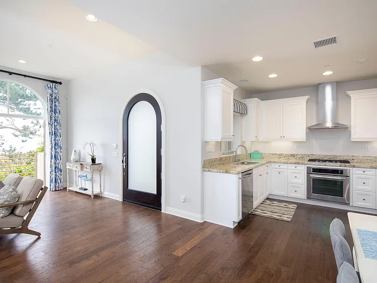 553 Stratford Ct — Photo 9