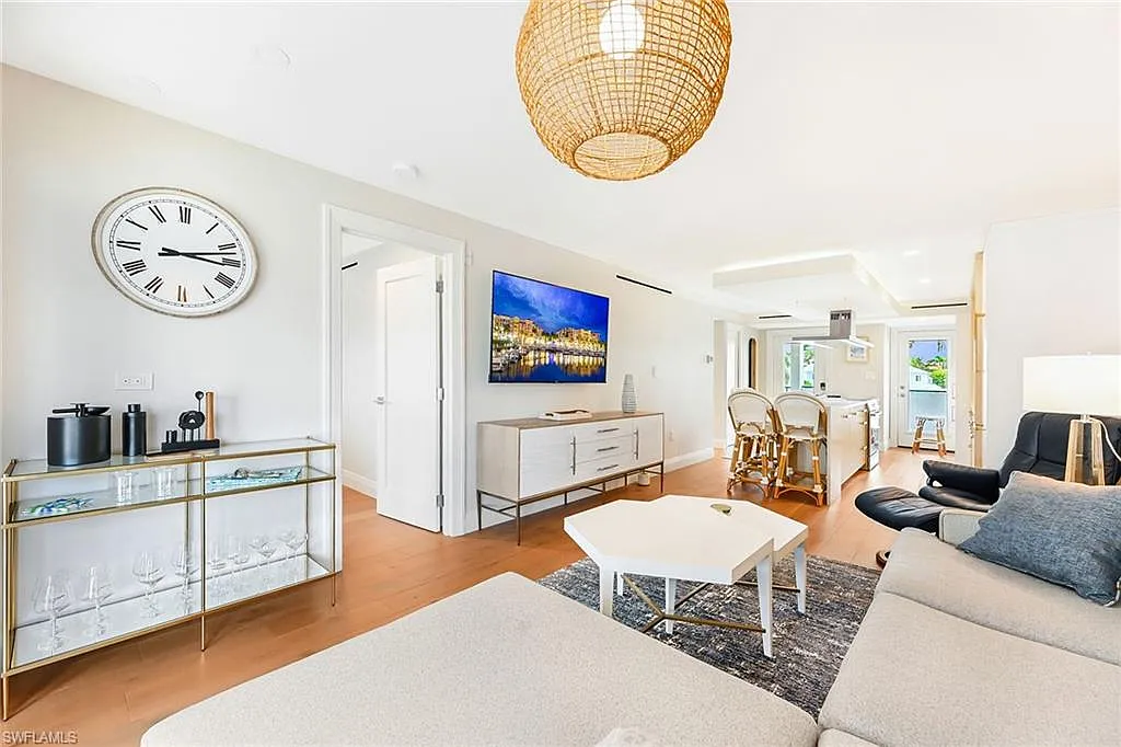 2 bed, 2.0 bath, 1000 sqft, $10,000 — Photo 2