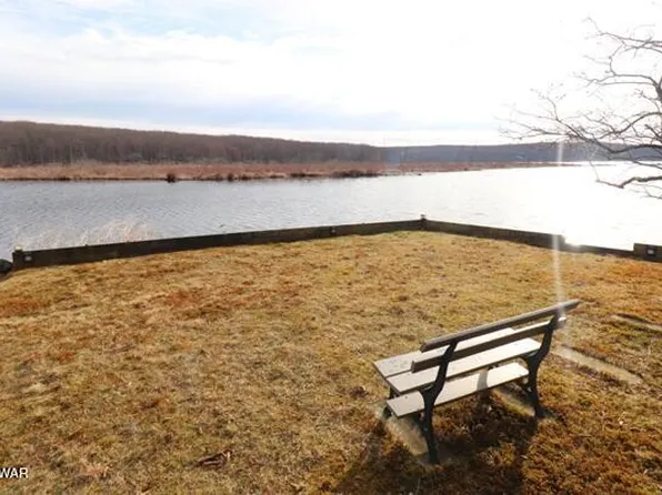 129 W Shore Dr, Hawley, PA 18428