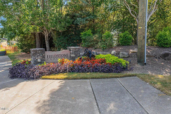 1401 Stone Manor Dr — Photo 32