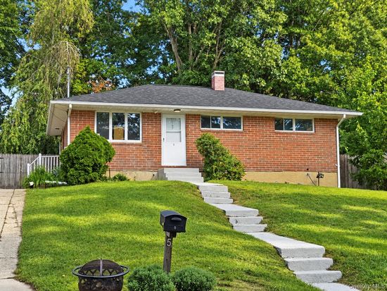 5 Robin Road, Selden, NY 11784