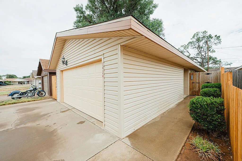 3 bed, 2.0 bath, 1256 sqft, $2,900 — Photo 2