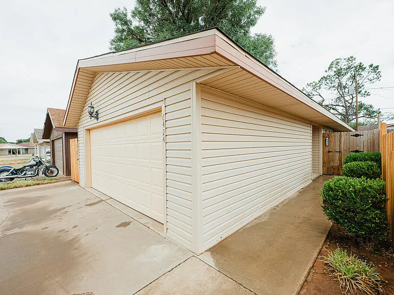 6424 Amber Dr — Photo 2