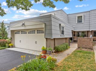 666 Chelmsford Ln UNIT F, Elk Grove Village, IL 60007