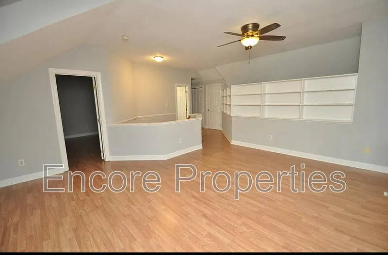3 bed, 3.0 bath, 1980 sqft, $2,600 — Photo 2