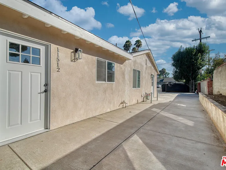 11512 Fenton Ave — Photo 1