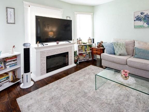 4th image of 742 Lakeside Ave