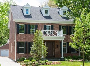 556 Hawthorn Ln, Kenilworth, IL 60093