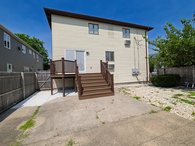 580 E Pine St — Photo 17