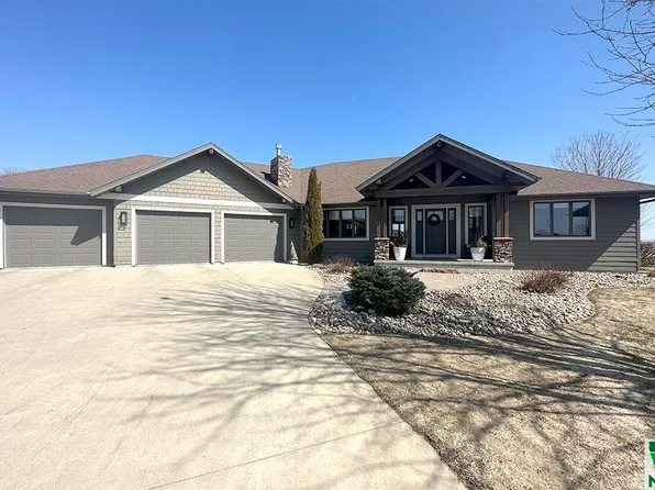 2090 Oakmont Cir, Sioux Center, IA 51250