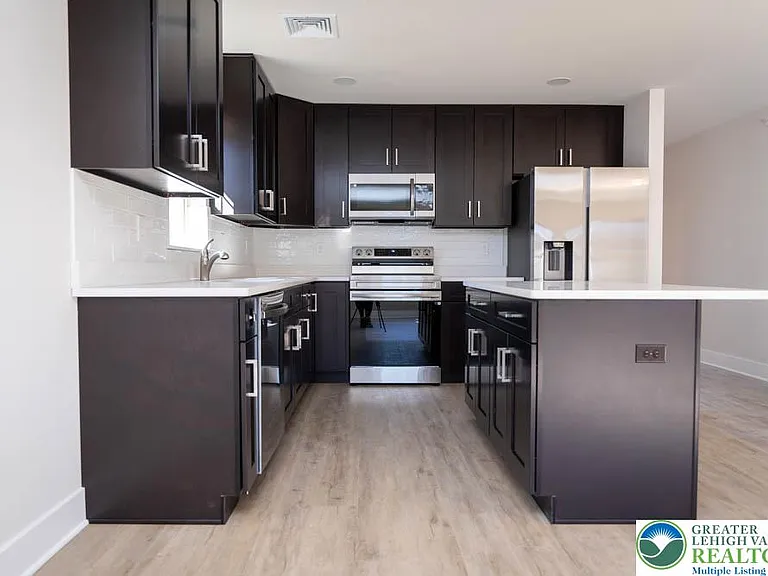 1275 E 4th St #202 — Photo 7