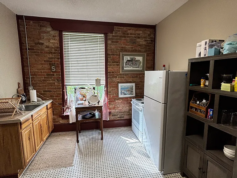 214 E Broad St #B — Photo 11