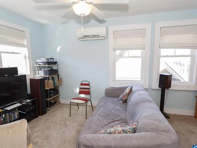 114 Caty Ln — Photo 5