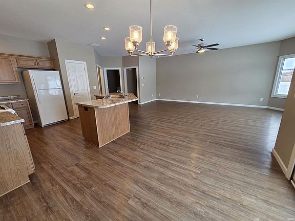 3rd image of 305 W Longfellow Blvd
