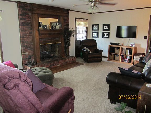 Family Room w/gas logs