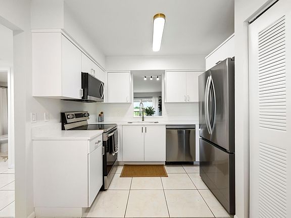 5th image of 6936 Huntington Lane #304