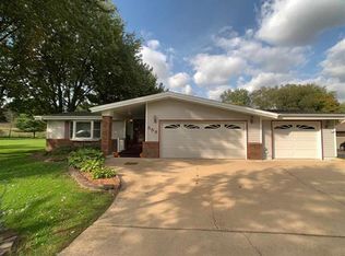 558 Meadow Ln, Dixon, IL 61021