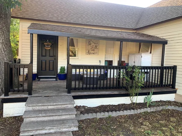 102 S Market St, Saint Jo, TX 76265