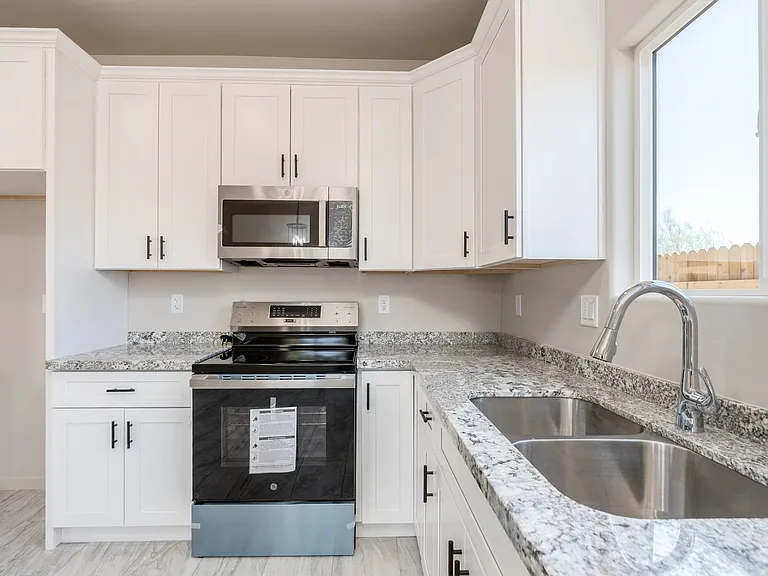 175 W Adams St #1 — Photo 2