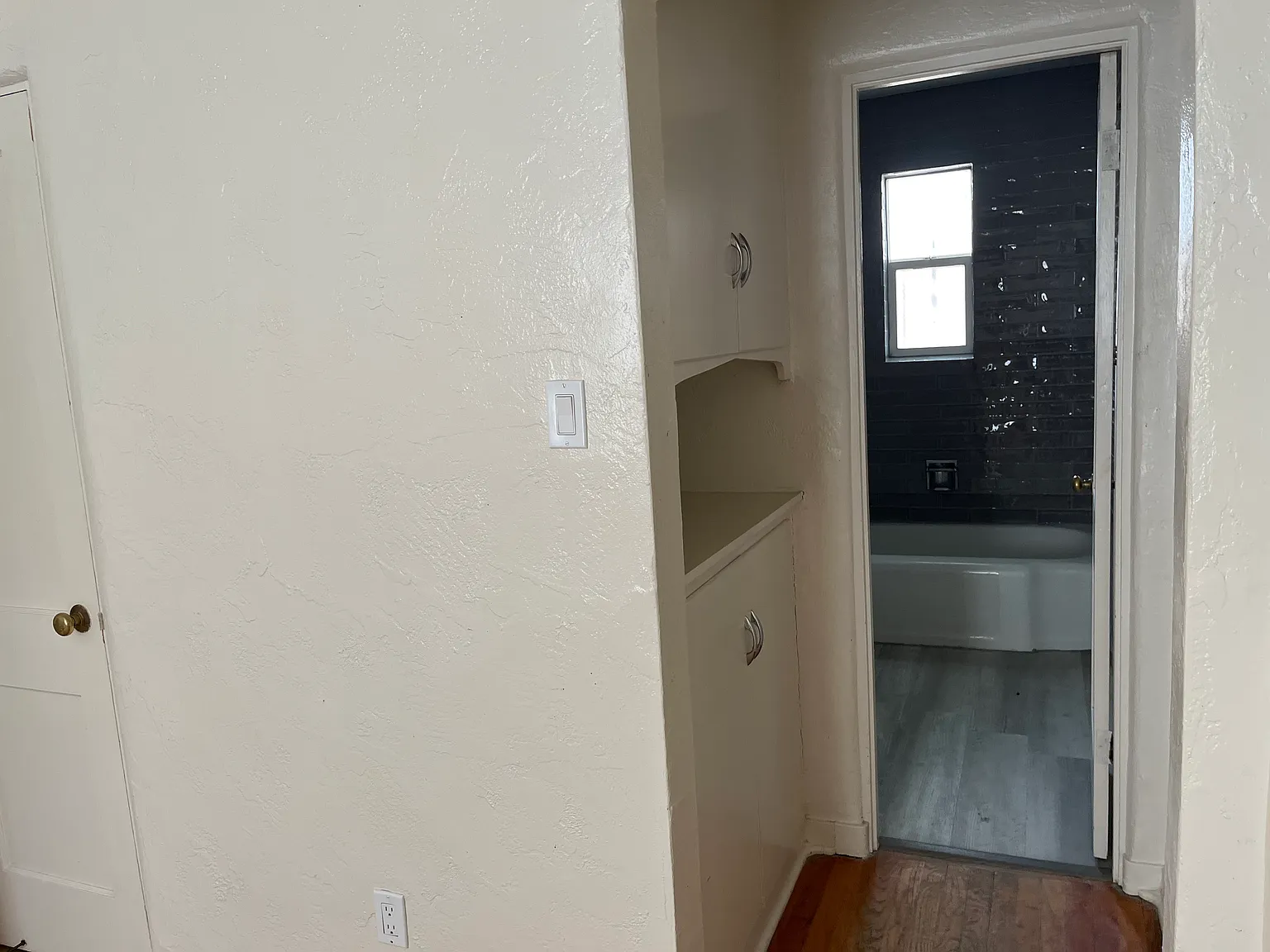 Spacious and Classic 1 Bedroom Downtown w/ Garage! — Photo 3