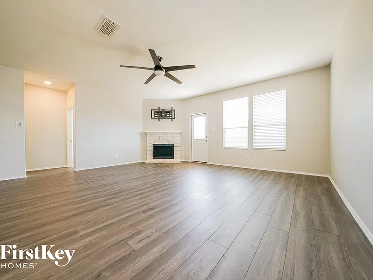 713 Jonius Creek Dr — Photo 2