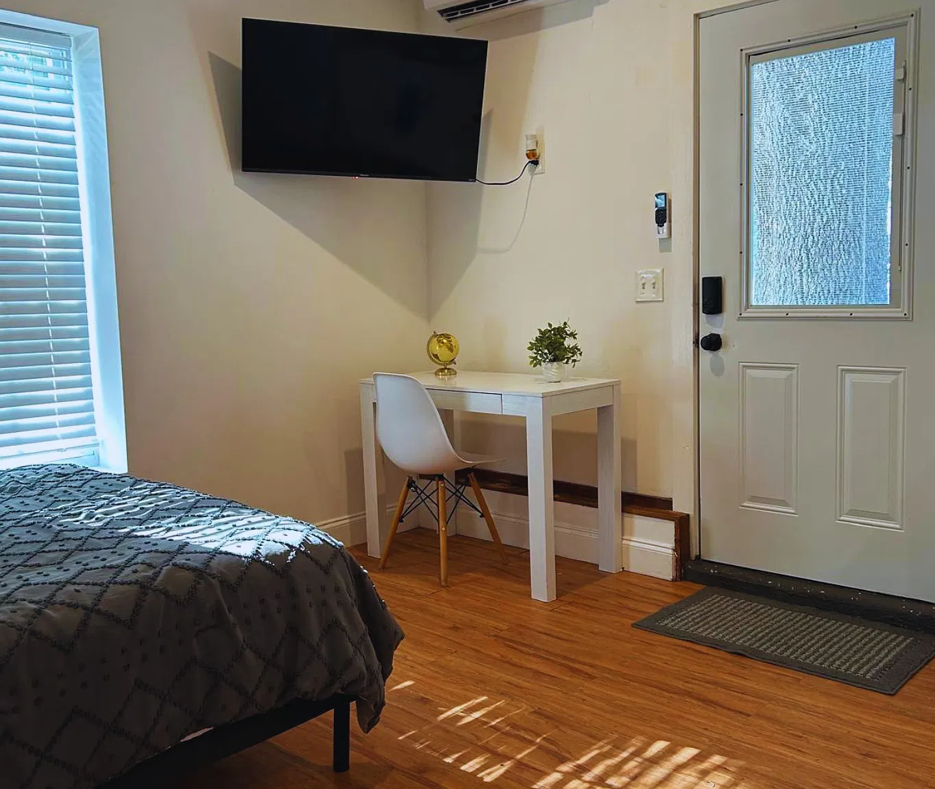 Studio, $990 — Photo 3