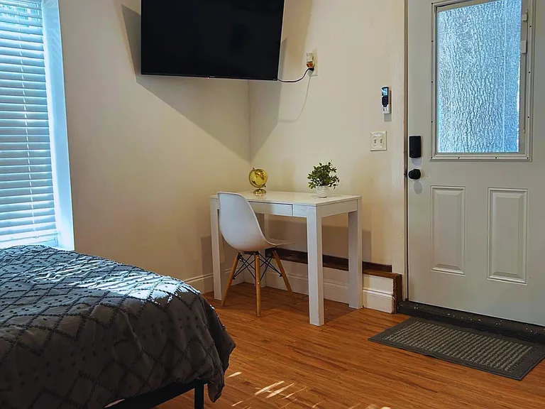 Bright studio with A/C, full kitchen, dining space, and essential amenities.