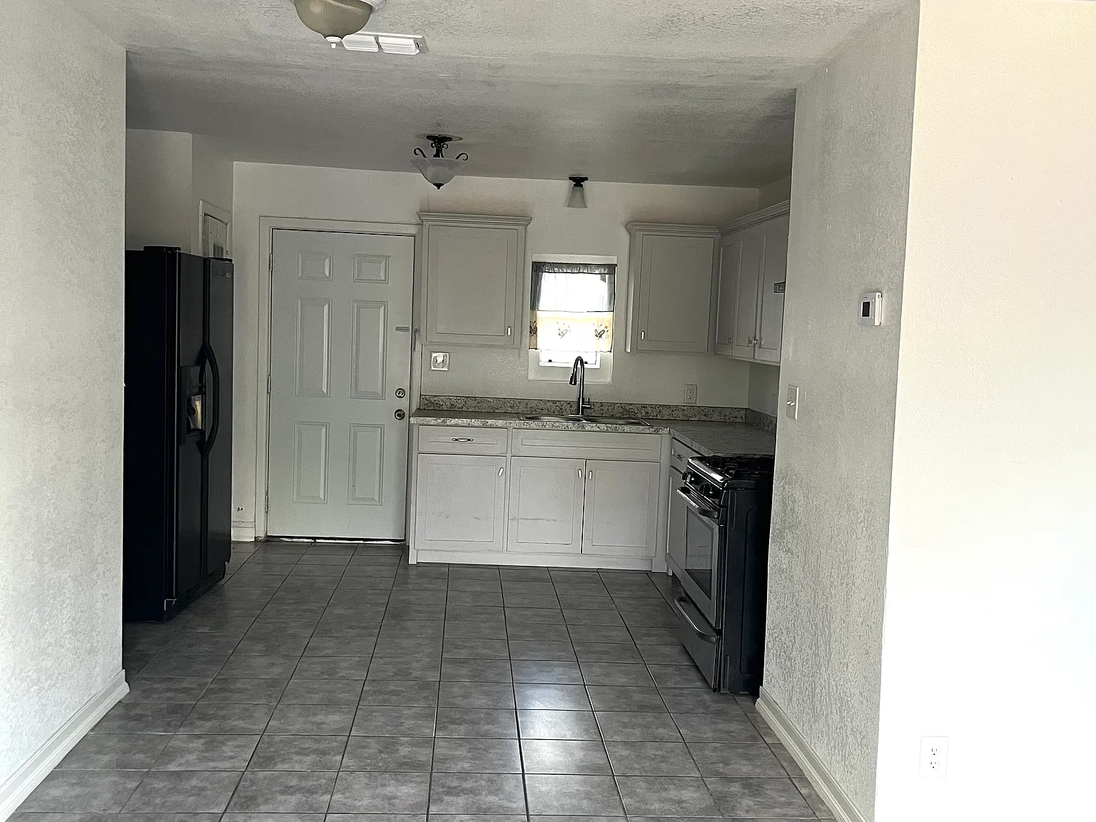 606 W Linda St — Photo 2