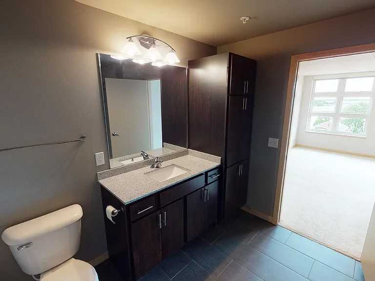 902 Drake St — Photo 131